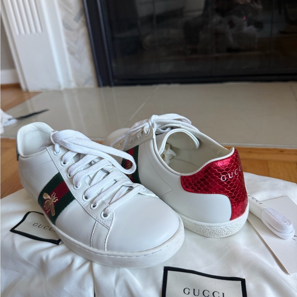 Gucci New Ace Bee Embroidered Sneakers - Picture 2 of 15